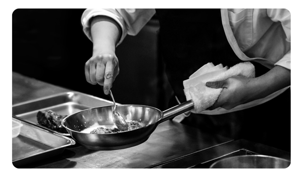 1. CHEF COCINANDO EN COCINA DE RESTAURANTE