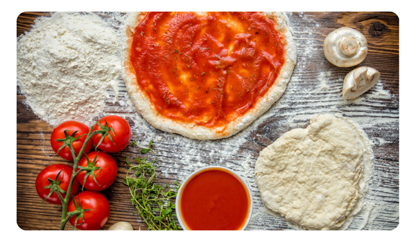 Base de una pizza con ingredientes y salsas