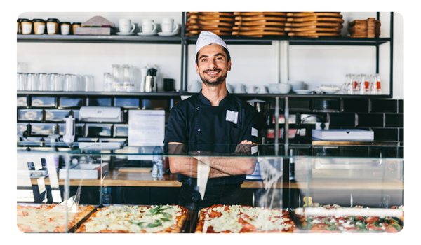 Cajero en mostrador de pizzería