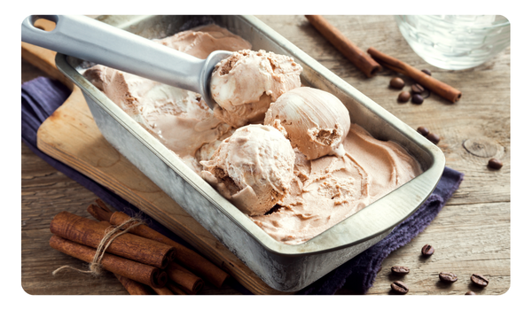 Charola con helado de caramelo