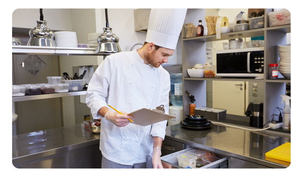 Chef haciendo inventario en cocina de restaurante