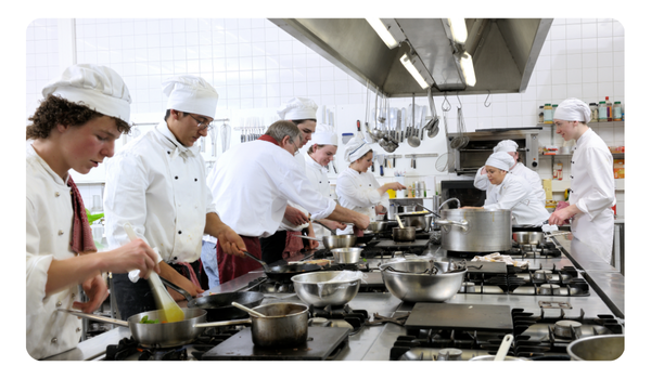 Chefs en cocina de restaurante mexico