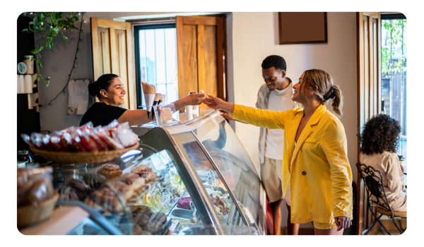 Clientes en mostrador de heladeria