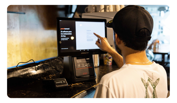 Empleado utilizando Software Parrot en restaurante en México