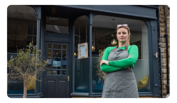 Emprendedora afuera de su restaurante