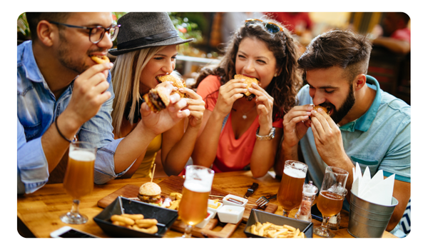 Millennials en restaurante en México