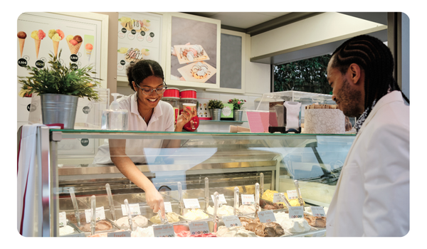 Mujer atendiendo heladeria