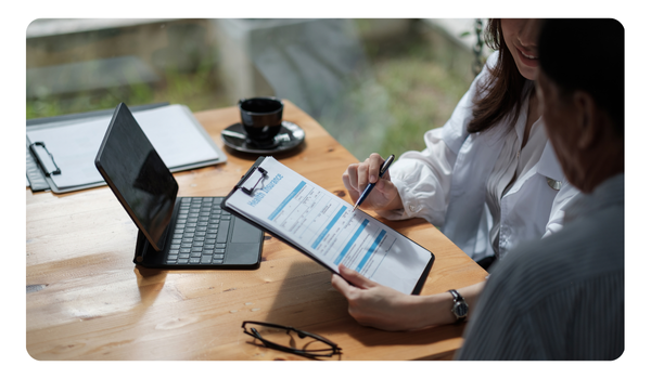 Mujer enseñando prestaciones a empleado