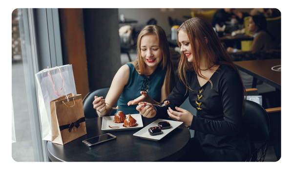 Mujeres jóvenes en cafetería moderna en México