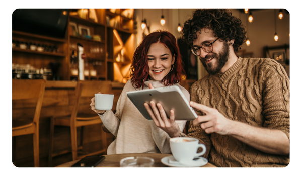 Pareja de millennials en cafe de méxico