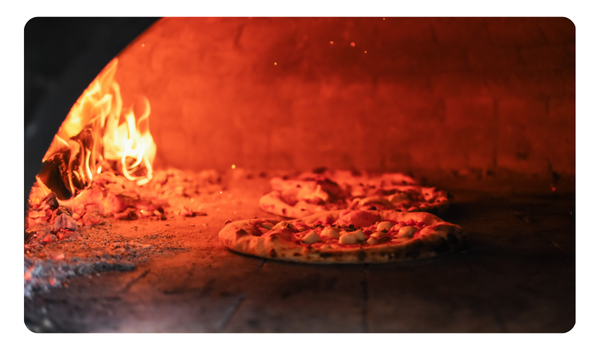 Pizza en un horno cocinandose