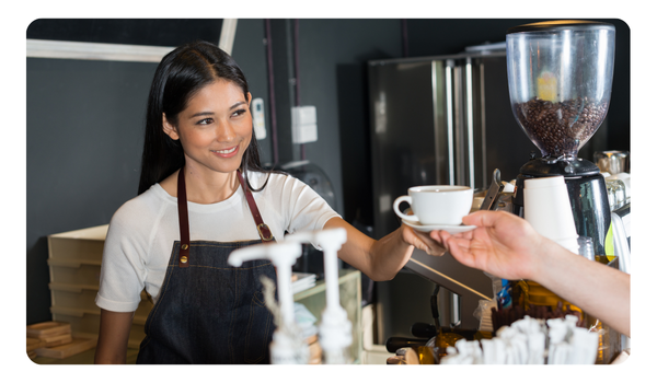 barista entregando cafe latte a mesero