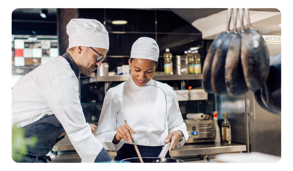 chefs en cocina de restaurante