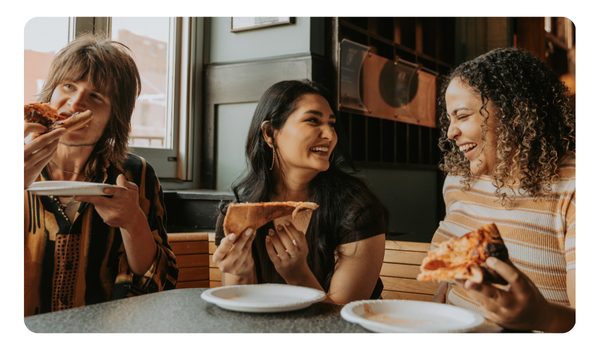 comensales felices en restaurante