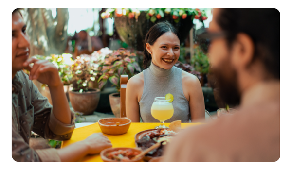 comensales feliz en restaurante