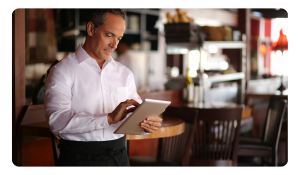 dueño de restaurante revisando tablet