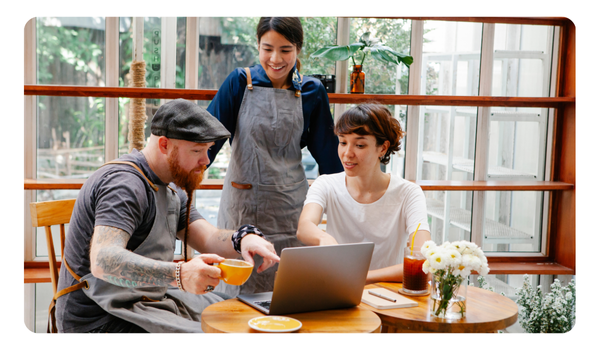 empleados de cafetería revisando analisis