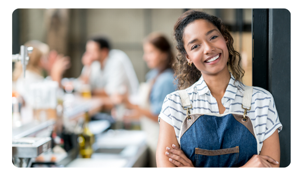 emprendedora sonriendo en restaurante de fodno