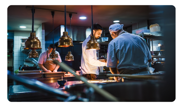 equipo de cocineros en restaurante