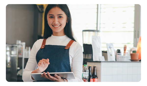 gerente tomando orden de restaurante en tablet