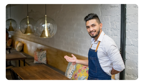 mesero invitando a pasar a restaurante en méxico