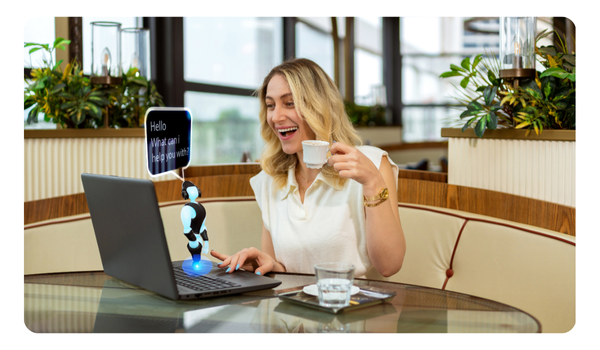 mujer analizando datos feliz en computadora en restaurante