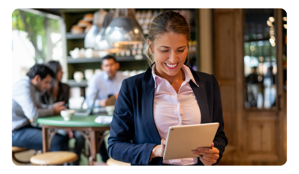 mujer gerente en heladeria 