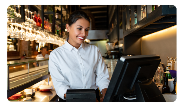 mujer trabajadora en restaurante usando punto de venta 