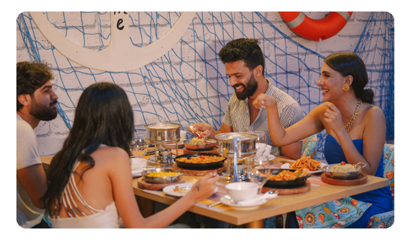 parejas jóvenes en restaurante moderno