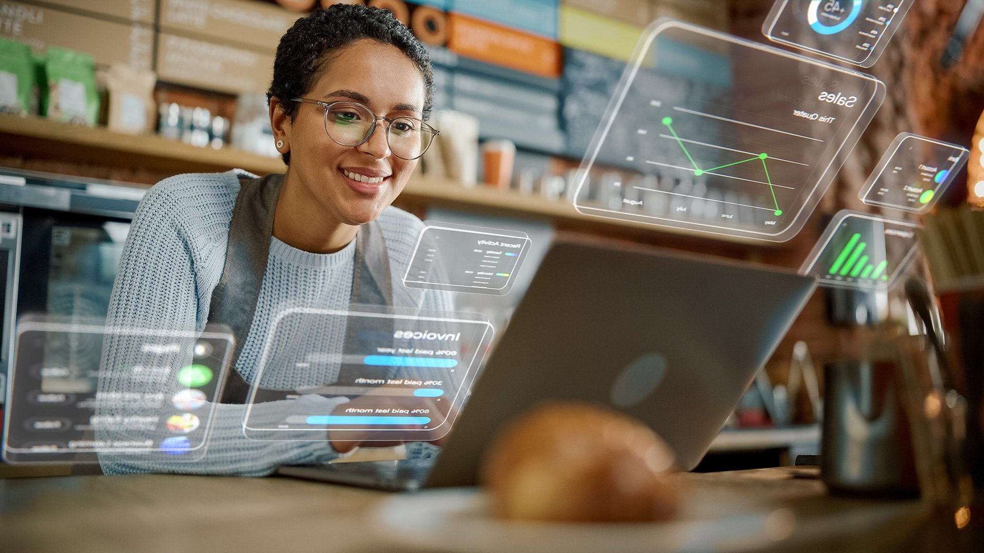 Mujer usando software para restaurante 