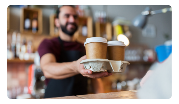 persona recibiendo café para llevar