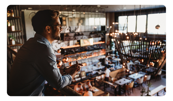 socio de restaurante contemplando el ambiente del restaurante