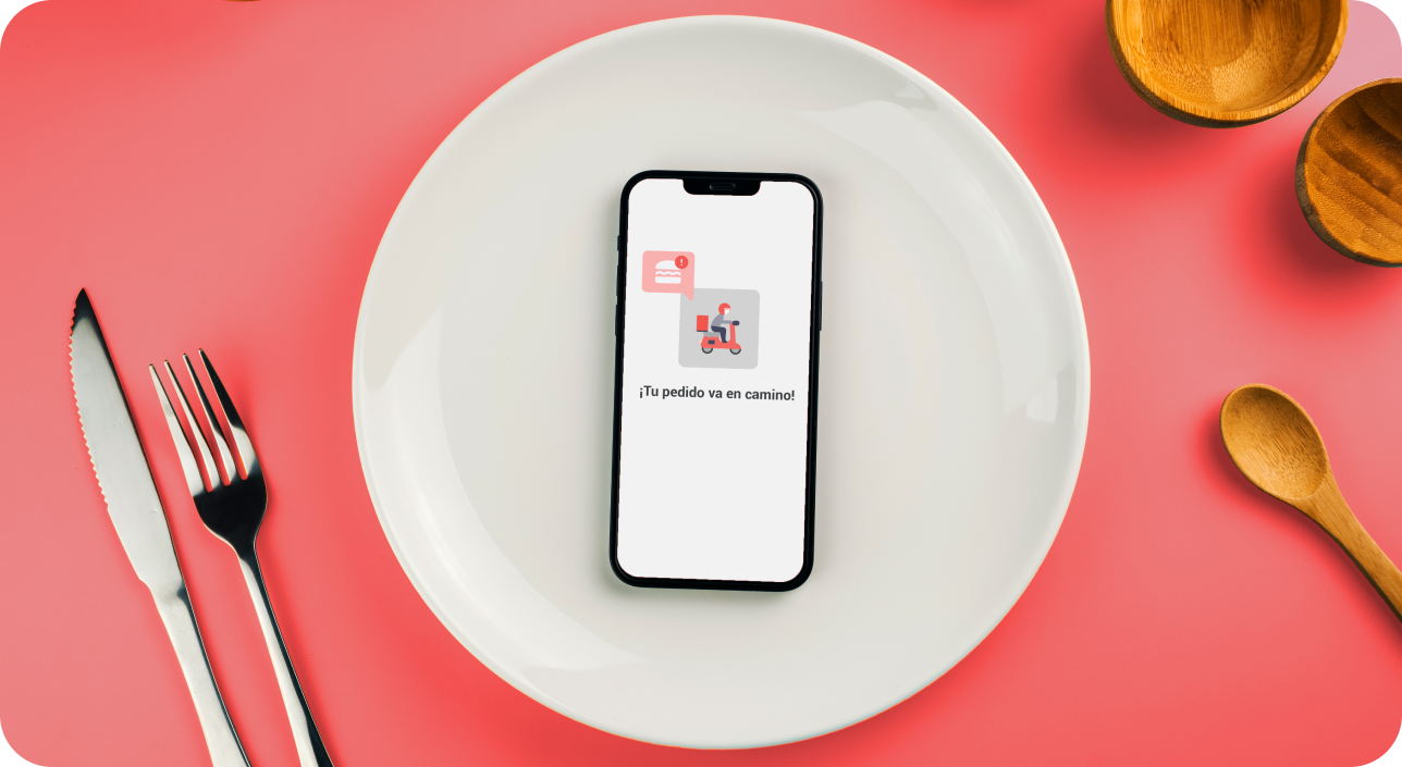 Calculadora de utilidad: Celular con notificación de entrega por delivery apps en plato con cubiertos 